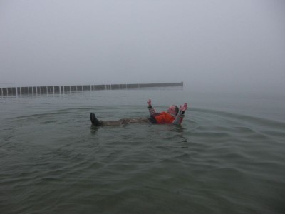 cimg0974eyec5.jpg (48.88 KiB) 5456 mal betrachtet Die Kombi war dicht und trug mich im Wasser sogar ohne Schwimmweste.