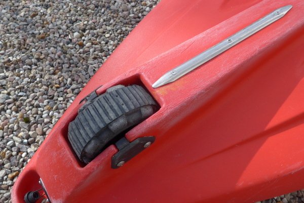 Kayak (9) Heck Rangierrolle mit Gummibelag.JPG