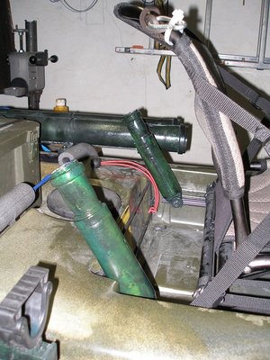 die fertigen eingebauten halter (das rote gummi ist als sicherung gedacht aber noch nicht benutzt)