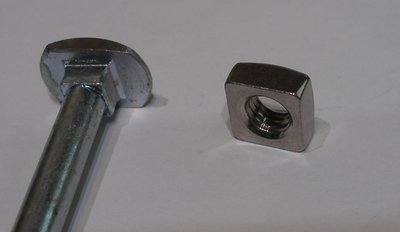 8 mm schrauben entweder 4eck muttern oder 8 mm linsenkopfschrauben etwas links und rechts abschleifen passen genau in die schiene
