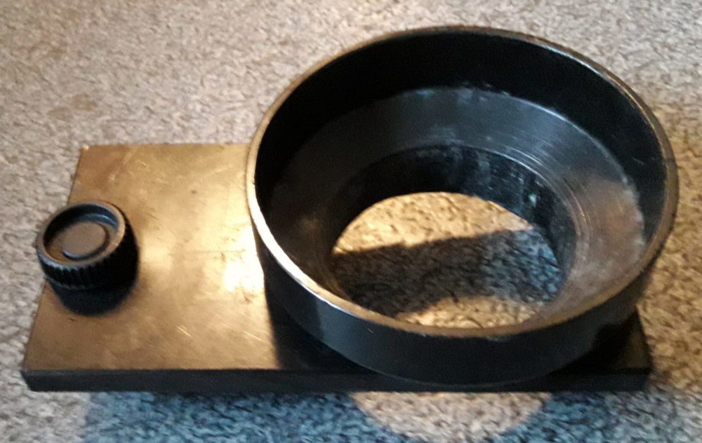 Die "Ankerschale". Nichts anderes als ein Reduzierstutzen von einer Absauganlage montiert auf einer Grundplatte. Wird auf einer C-Schiene an meinem Outback befestigt.