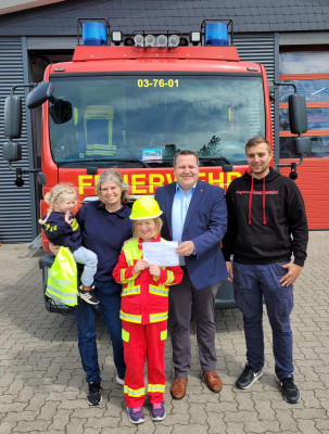 Hier die Übergabe unserer Spende von Hauke Scheef  (FFW Bisdorf) an die Kinder- und Jugendfeuerwehr Bisdorf. <br />Aus Datenschutztechnischen Gründen (Recht am eig. Bild usw.) ist nur 1 Kind auf dem Foto.