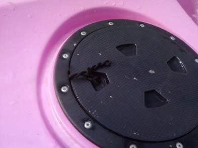 18_Foto-0109.jpg (106.15 KiB) 7716 mal betrachtet Die undichte Ladeluke. Fotografiert direkt danach am Strand bei der Fehleranalyse.