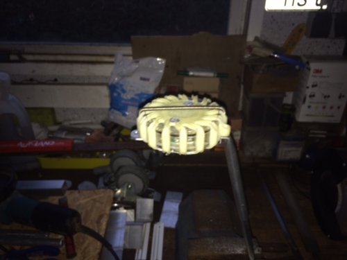 20er Alurohr, um 90° gebogen, im Schraubstock zusammengepresst, 5,5er Bohrungen, 5er Edelstahlgewinde zur Spange gebogen, durch den Kunststoffrahmen der Lampe und durch die Bohrungen gezogen, Muttern von unten dran,...fertig. Das Ganze ist auf ein dünneres Alurohr(18er) soll auch als Fahnenhalter dienen, aufsteckbar. Der "Mast" wird an einem Einschub an der Kiste hinten im Yak arritiert.